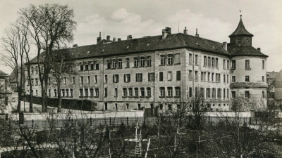 Das humanistische Gymnasium Carolinum mit seinem dicken Turm, vor 100 Jahren noch von viel Grün umgeben, besuchen im Schuljahr 1926/1927 insgesamt knapp 200 Schüler.  (Repro: Sammlung Martin Schuster)