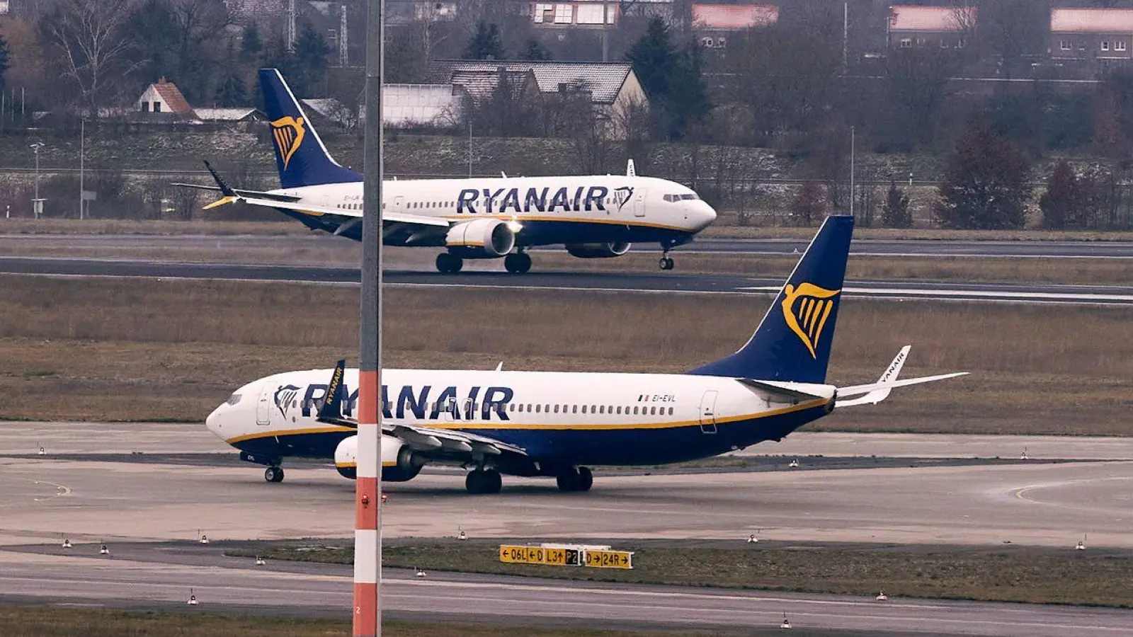Bei einem Ryanair-Flug brach unterwegs eine Scheibe, Passagieren zufolge geriet ein Passagier in Not. (Symbolbild) (Foto: Jörg Carstensen/dpa)