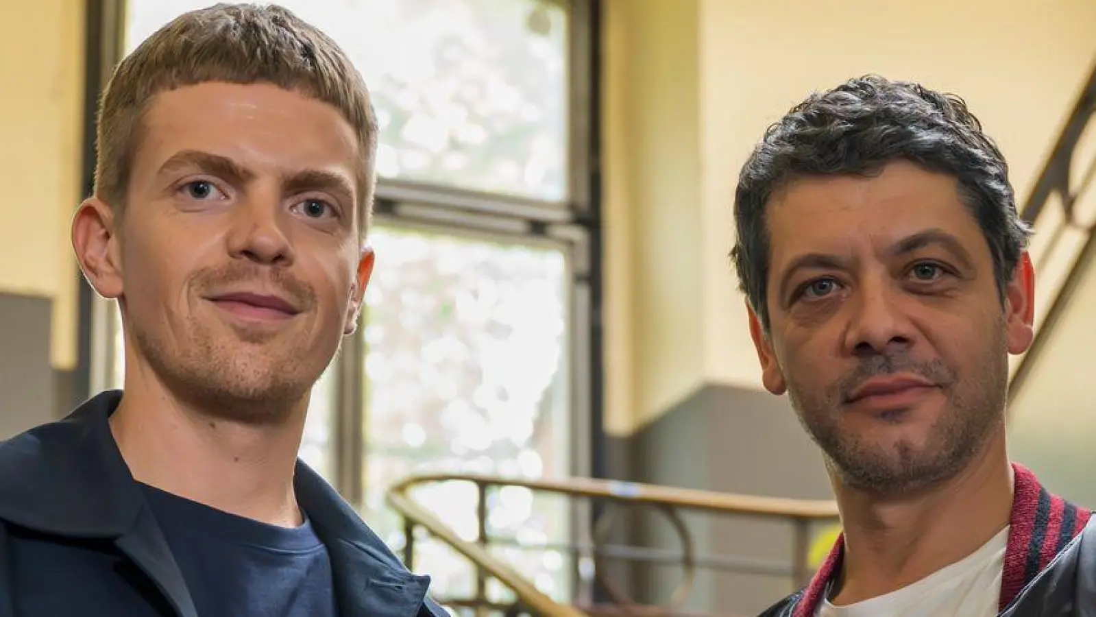 Ihr zweiter gemeinsamer Fall führt Ferdinand Hofer (l) und Carlo Ljubek (r) als „Tatort“-Ermittler auf die Münchner Sicherheitskonferenz. (Archivbild)    (Foto: Peter Kneffel/dpa)