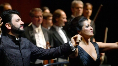 Yusif Eyvazov (l-r), in der Rolle des Maurizio, Anna Netrebko, in der Rolle der Adriana Lecouvreur. (Foto: Barbara Gindl/APA/dpa)