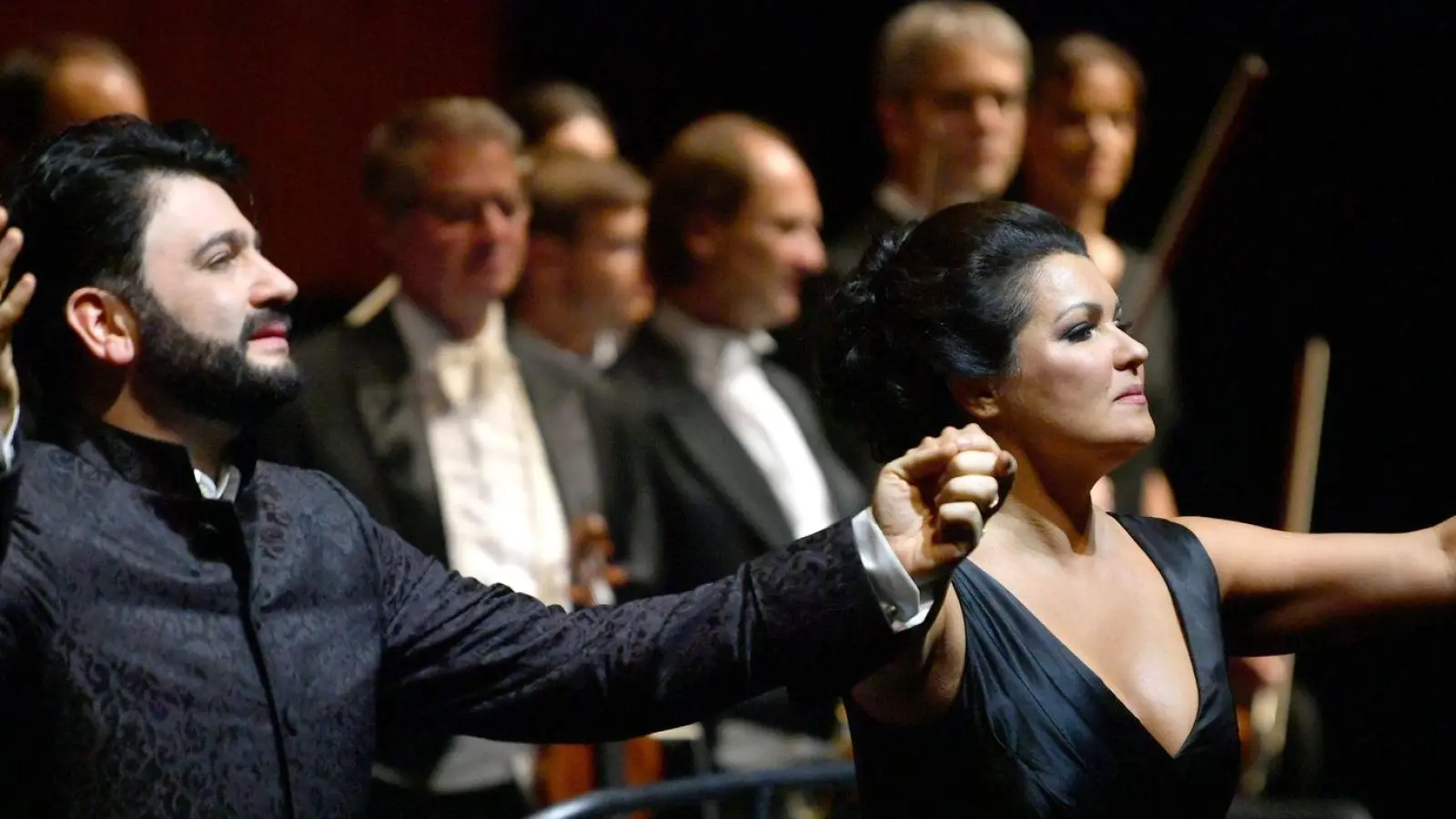 Yusif Eyvazov (l-r), in der Rolle des Maurizio, Anna Netrebko, in der Rolle der Adriana Lecouvreur. (Foto: Barbara Gindl/APA/dpa)