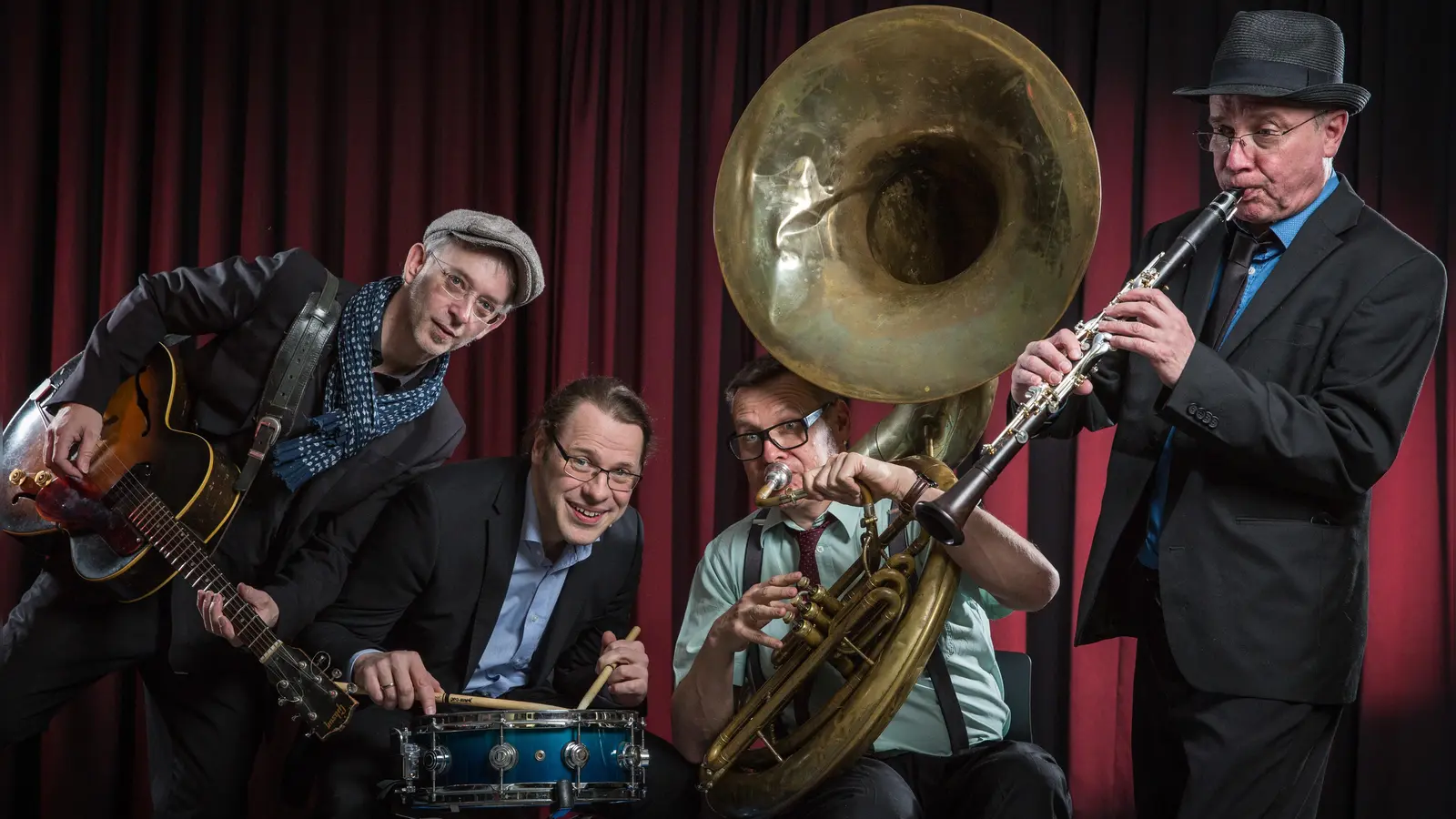 Nach vier Jahren wieder bei der Jazztime Ansbach zu Gast: die Dixie Bones, der Gitarrist Peter Pelzner, der Schlagzeuger Christian Tournay, Norbert Weigand am Sousaphon und der Klarinettist Mathias Rösel. (Foto: Johannes Brendel)