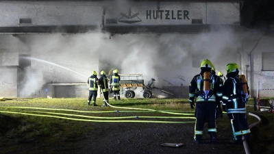 In Markt Bibart ist am Samstagabend ein Brand in einer Lagerhalle an der Bahnlinie ausgebrochen. (Foto: Andreas Reum)