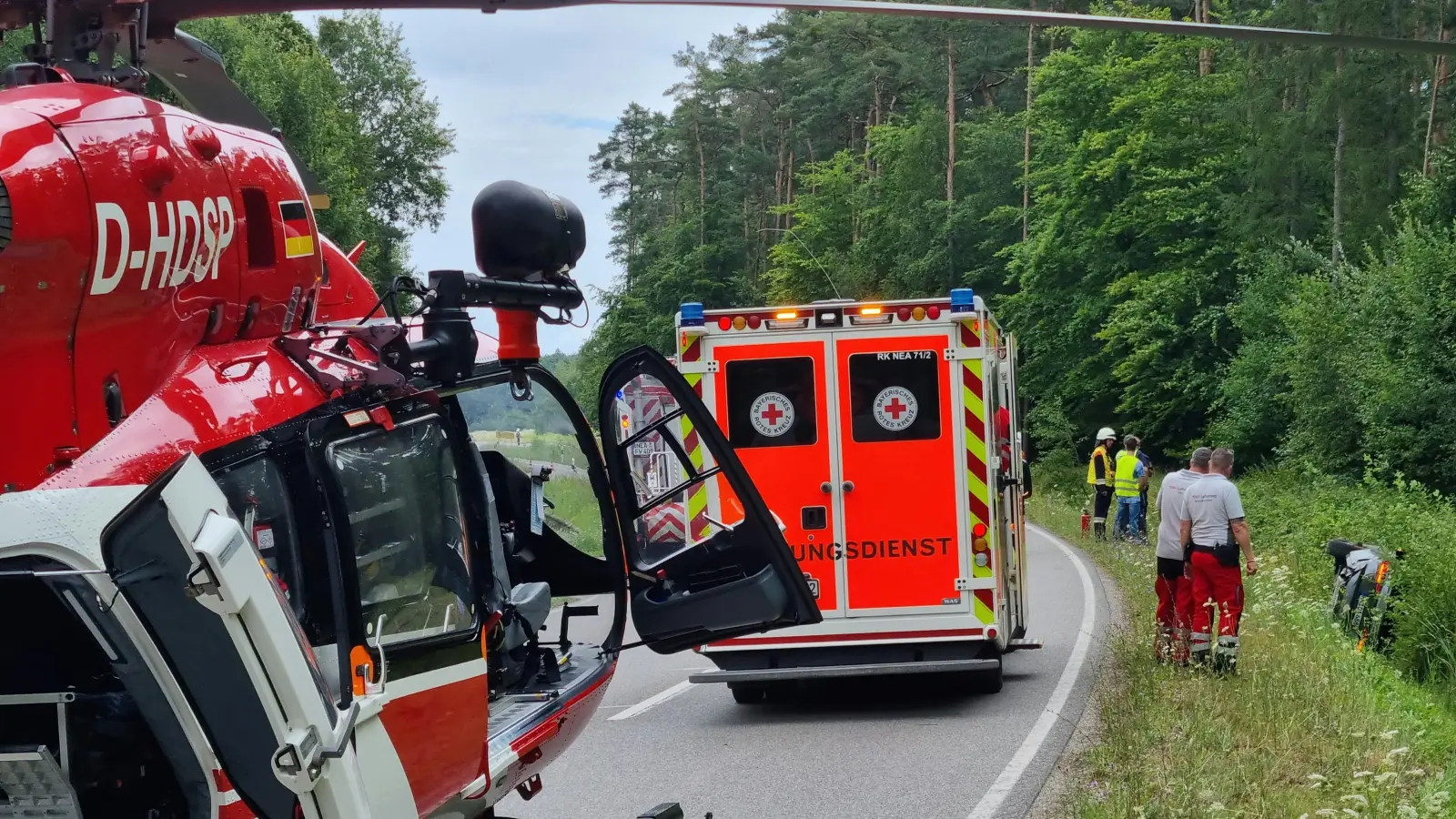 Unfall bei Birnbaum: Auch ein Rettungshubschrauber landete zur Sicherheit. (Foto: Rainer Weiskirchen)