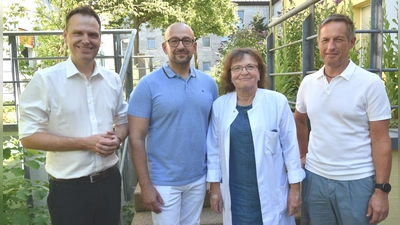 Landrat Dr. Christian von Dobschütz (links) begrüßte Dr. Norbert Maczo als neuen Chefarzt für die Gynäkologie, daneben Chefärztin Dr. Liane Humann-Scheuenstuhl und Klinikvorstand Stefan Schilling (rechts). (Foto: Anita Dlugoß)