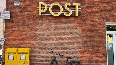 Ein Fahrrad steht vor einer Filiale der Postbank, die als Postfiliale fungiert. Anderswo in Deutschland gibt es keine Postfilialen, obwohl es sie einer staatlichen Vorschrift zufolge geben müsste. (Foto: Wolf von Dewitz/dpa)