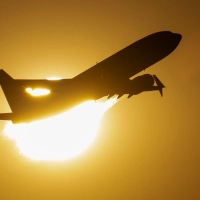 Sonne satt, Rechte eher nicht: Bei Hitzewarnung gibt’s in der Regel kein automatisches Rücktrittsrecht – anders als bei einer Reisewarnung des Auswärtigen Amtes. (Foto: Boris Roessler/dpa/dpa-tmn)