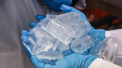 Kann man eiskalt genießen - zum Beispiel im Cocktail. (Foto: Uli Deck/dpa)