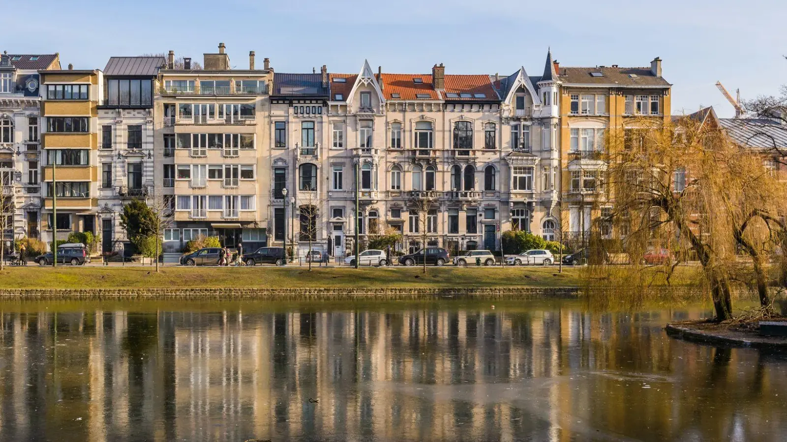 Das Flagey-Viertel in Brüssel lockt mit Cafés, Imbissen - und am Wochenende mit seinem lebendigen Markt. (Foto: Jean-Paul Remy/visit.brussels/dpa-tmn)