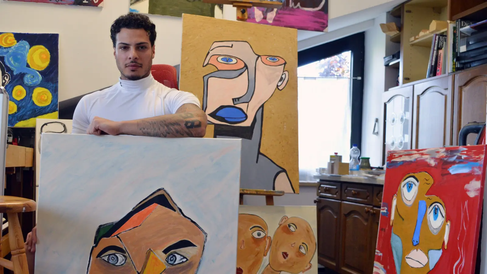 Fahad Bani Rikab im Atelier von Isgard Peter inmitten der großen Gemälde seiner Serie, die er am 3. Oktober in Uffenheim ausstellen wird. (Foto: Johannes Zimmermann)