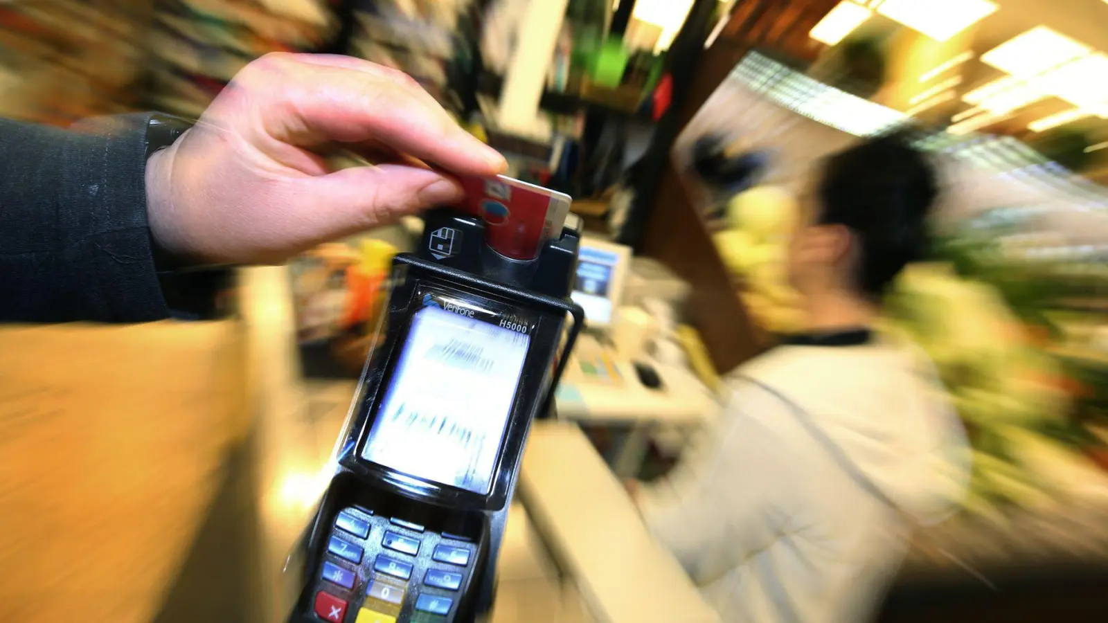 Auch wer in finanziellen Schwierigkeiten steckt, hat Anrecht auf ein Basiskonto, um am alltäglichen Zahlungsverkehr teilnehmen zu können. (Foto: Karl-Josef Hildenbrand/dpa/dpa-tmn)