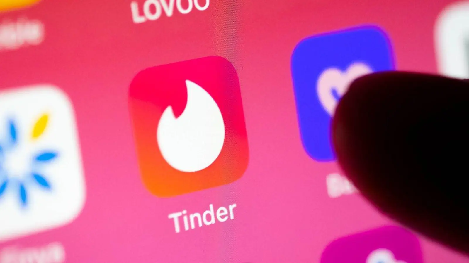 Der Markt für Dating-Apps boomt. Zwischen Bumble, Tinder, Parship und mehr fällt die Auswahl nicht immer leicht. (Illustration) (Foto: Sina Schuldt/dpa)