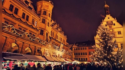 Zum Start des Reiterlesmarktes hatte sich gestern Abend eine große Menschenschar vor dem Rathaus versammelt. Die Dächer der Buden waren stimmungsvoll eingeschneit. Insgesamt 55 Stände, fünf mehr als 2022, aber immer noch weniger als vor der Pandemie, stehen zwischen Marktplatz und Jakobskirche. Bis Samstag, 23. Dezember, ist Betrieb in der Budenstadt. (Foto: Jürgen Binder)