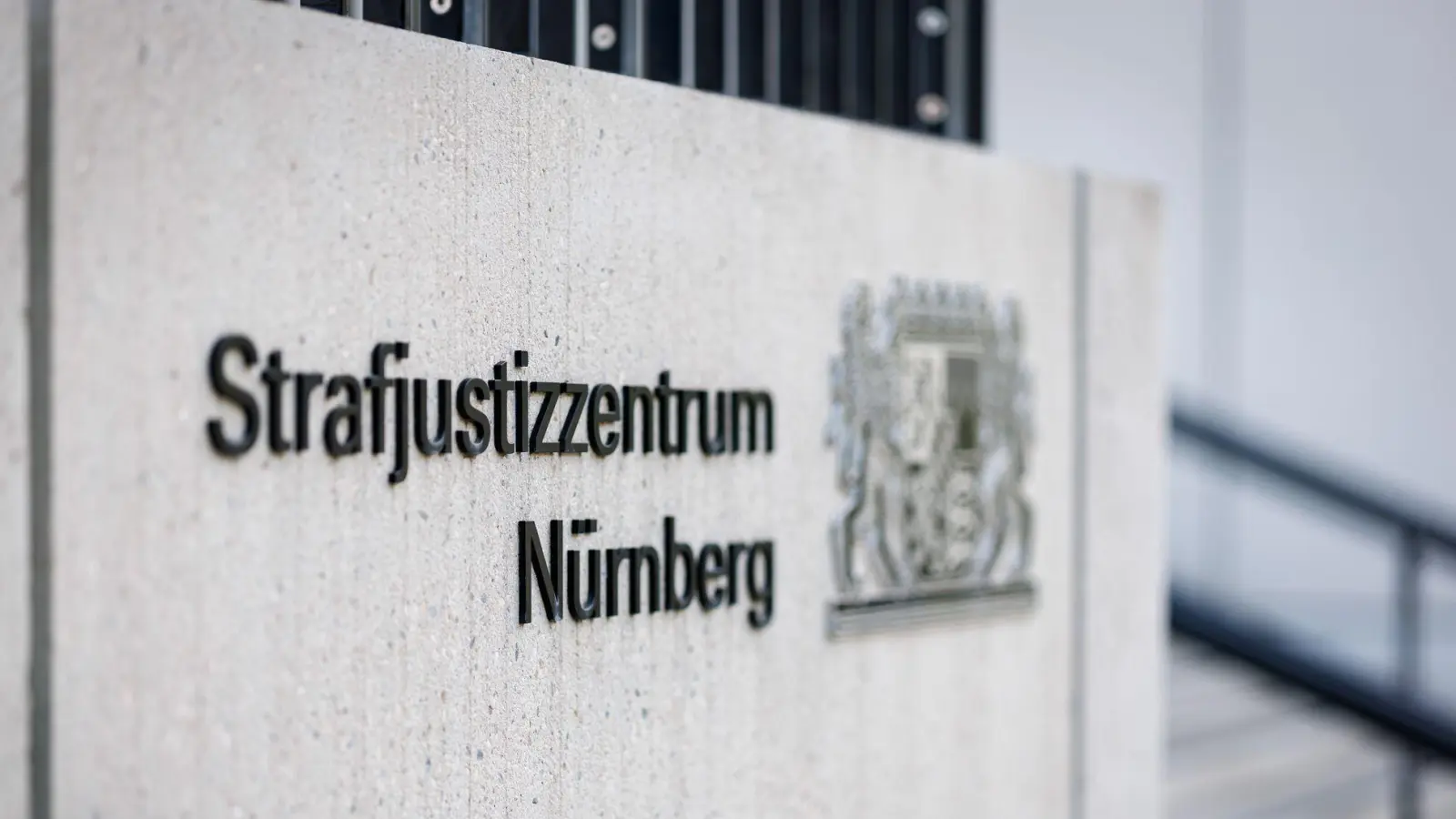 Wegen Kindesmissbrauchs per Livestream muss sich ein 53 Jahre alter Mann in Nürnberg verantworten. (Symbolbild) (Foto: Daniel Karmann/dpa)