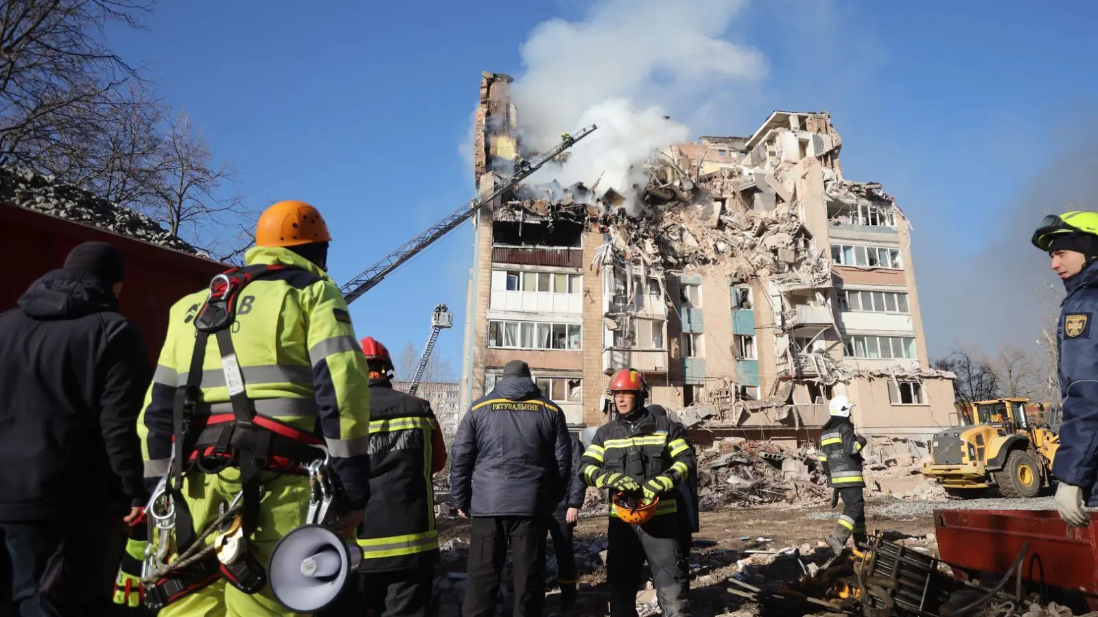 In der westukrainischen Stadt Ternopil sind bei einem russischen Luftangriff viele Menschen getötet und Dutzende verletzt worden.  (Foto: Rostyslav Kovalchuk/AP/dpa)