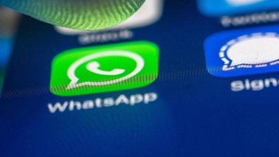 Betrüger versenden gefälschte WhatsApp-SMS mit Links zu Phishing-Seiten, über die sie unbemerkt Zugriff auf persönliche Daten und Konten erhalten. (Foto: Zacharie Scheurer/dpa-tmn)