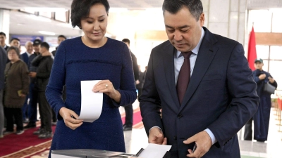 Der kirgisische Präsident Sadyr Schaparow gibt seine Stimme bei der Parlamentswahl ab.  (Foto: Sultan Dosaliev/Kyrgyzstan's Presidential Press Office//dpa)