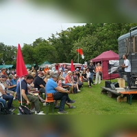 Das Edzerdla Festival zieht Menschen aus Nah und Fern nach Burgbernheim. 2024 trat unter anderem Udo Langt in dem Bereich zwischen den großen Bühnen auf. (Archivbild: Elke Walter)