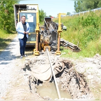 Diespecks Bürgermeister Markus Helmreich freut sich, dass die Spülbohrungen für die Druckleitungen zur Kläranlage nach Neustadt gut vorangehen. (Foto: Christa Frühwald)