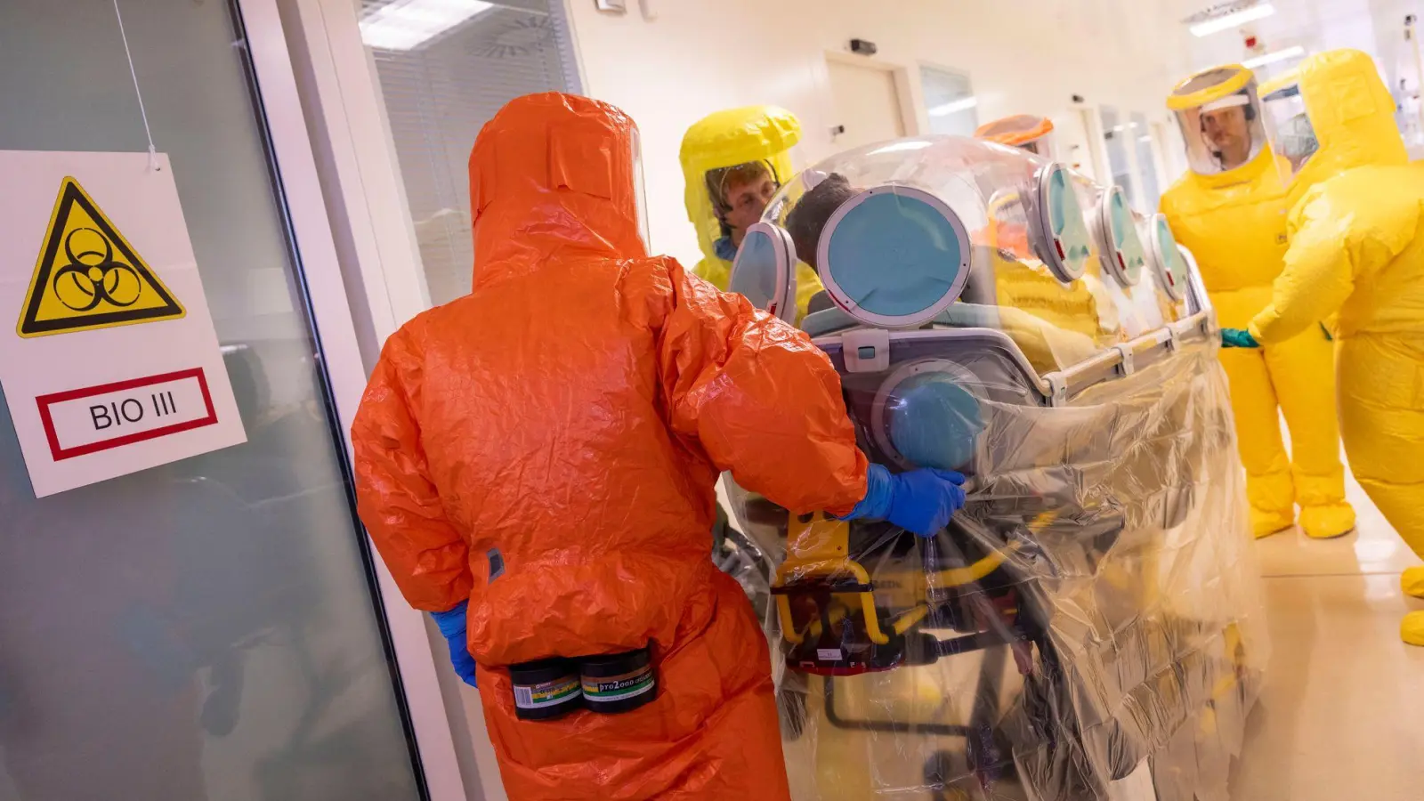 Auf einer Sonderisolierstation können hochinfektiöse Patienten behandelt werden. (Archivbild) (Foto: Thomas Banneyer/dpa)
