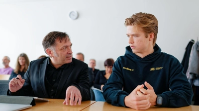 Elija Walk (r) klagt, weil an seiner Schule so viel Unterricht ausfiel. (Foto: Uwe Anspach/dpa)