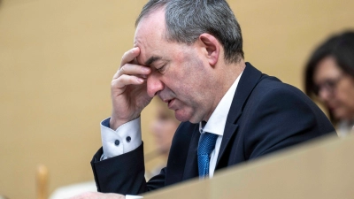 Aiwanger verteidigt sein Ja zum Finanzpaket im Bundesrat.  (Foto: Peter Kneffel/dpa)