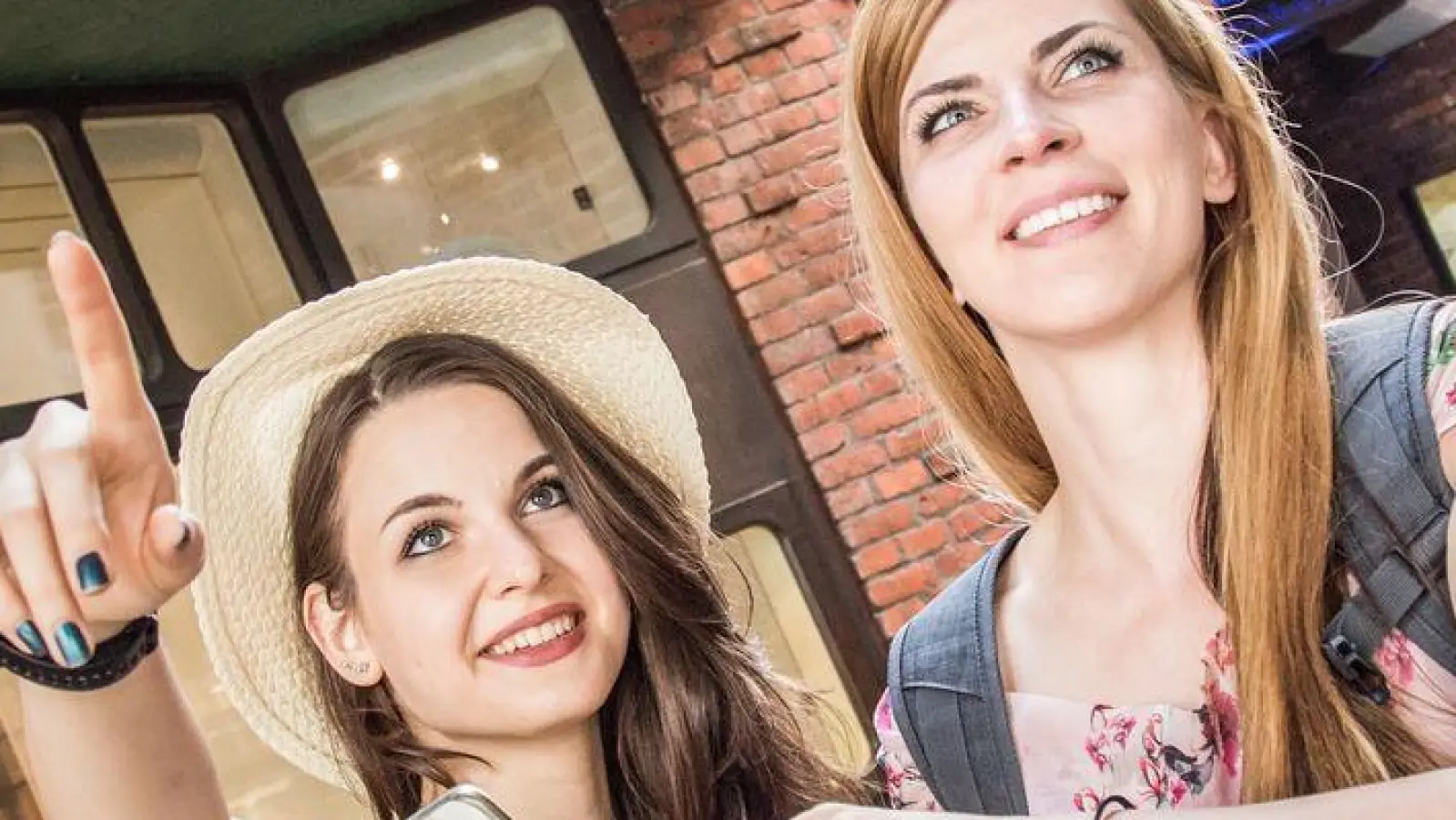 Ein kurzer Städtetrip mit der besten Freundin? Unserem Stresslevel tun wir damit etwas Gutes.  (Foto: Christin Klose/dpa-tmn)