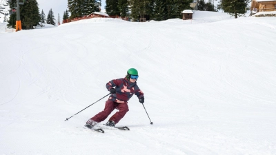 Skiurlaub in vollen Zügen genießen: Deutsche Skigebiete wie der Feldberg bieten günstige Nebenkosten und hervorragende Pisten für Wintersportler. (Foto: Benjamin Nolte/dpa-tmn)