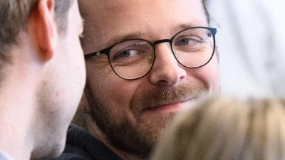 Der Autor und Aktivist Arne Semsrott wirft der Magdeburger Stadtverwaltung vor, seine Lesung in der Stadtbibliothek aus Angst vor Kritik der AfD verhindert zu haben. (Archivbild)  (Foto: Bernd von Jutrczenka/dpa)