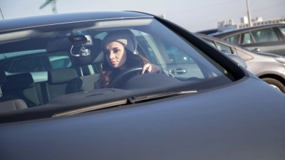 Stressabbau vor der Heimfahrt: Bevor man nach Arbeitsende ins Auto steigt, kann es helfen, sich noch ein wenig die Beine zu vertreten. (Foto: Christin Klose/dpa-tmn)