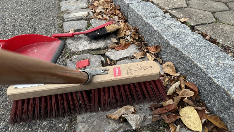 Gehweg und Abflussrinne vom Laub zu befreien, gehört im Herbst zu den Aufgaben von Hauseigentümern und Mietern. (Symbolbild: Oliver Herbst)