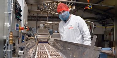 Der Burghaslacher Werkleiter Alexander Rau zeigt eine der Produktionslinien. (Foto: Johannes Zimmermann)