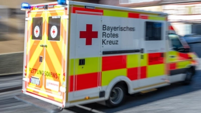 Ein Rettungswagen, mit dem ein Patient transportiert wurde, war am Freitag in Ansbach in einen Unfall verwickelt. (Symbolbild: Mirko Fryska)
