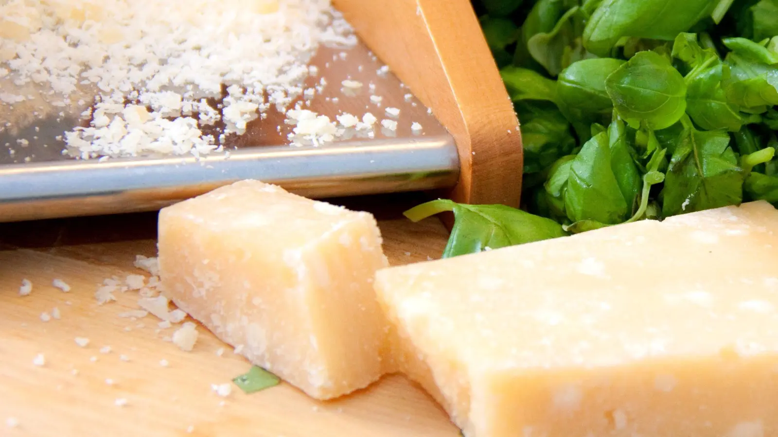 Parmesan und Grana Padano sind beides italienische Hartkäsesorten, unterscheiden sich aber in Details. (Foto: Mascha Brichta/dpa-tmn)