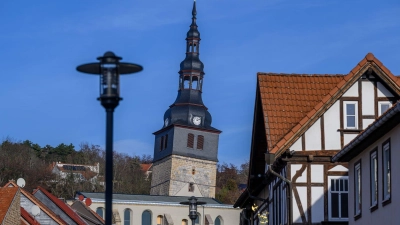 Mit einem Überhang von inzwischen 4,86 Metern ragt der Turm der Oberkirche über die Hausdächer von Bad Frankenhausen. (Foto: Hendrik Schmidt/dpa/dpa-tmn)
