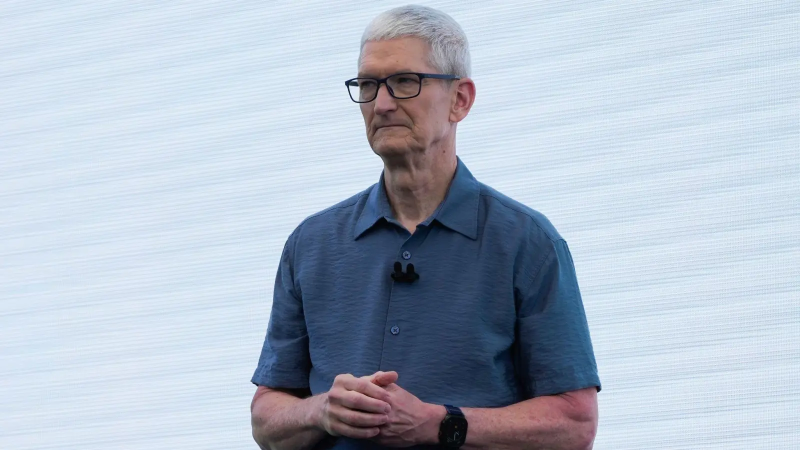 Apple-Chef Tim Cook zufolge kann der iPhone-Konzern Kunden nicht mehr wie bisher Kunden von Preiserhöhungen bei Bauteilen abschirmen. (Archivbild) (Foto: Jeff Chiu/AP/dpa)