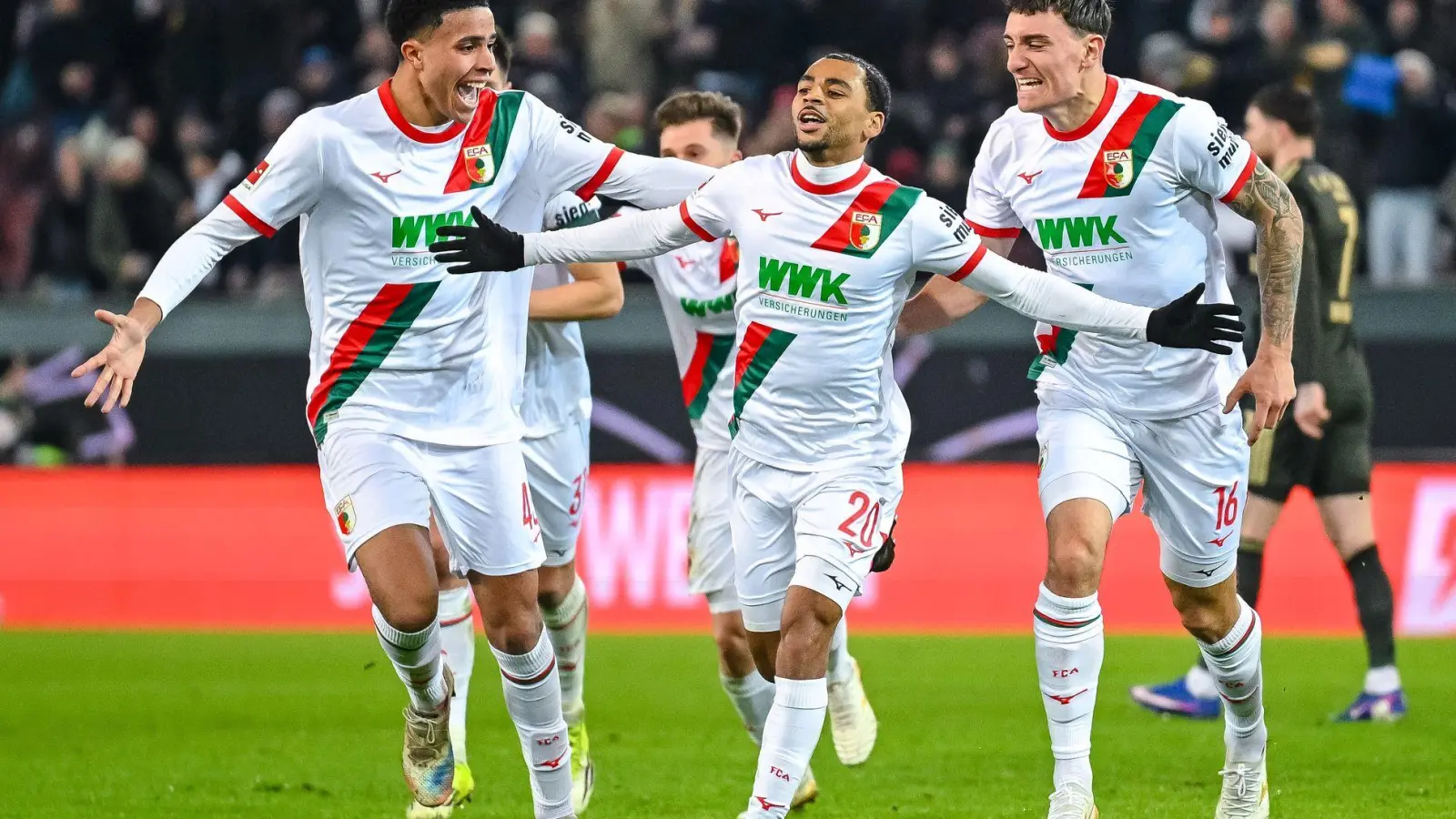 Alexis Claude-Maurice (M) jubelt nach seinem Traumtor mit seinen FCA-Kollegen. (Foto: Harry Langer/dpa)