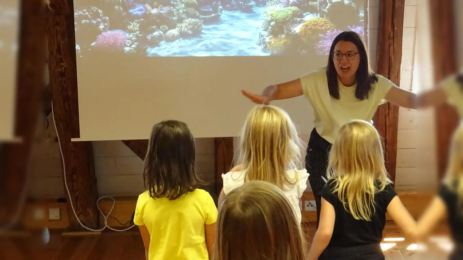 Lisa Tyukodi-Tengler, die Autorin des Buches „Auch Muscheln wollen kuscheln” studierte mit den Kindern eigens noch einen Muscheltanz ein. (Foto: Ulli Ganter)