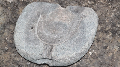 Eine in Gänze erhaltene Grussform für Sicheln wurde bei Burgheim gefunden. Nach Schätzungen von Archäologen stammt sie aus der mittleren Urnengräberzeit, um das Jahr 1000 vor Christus, (Foto: Hans-Bernd Glanz)