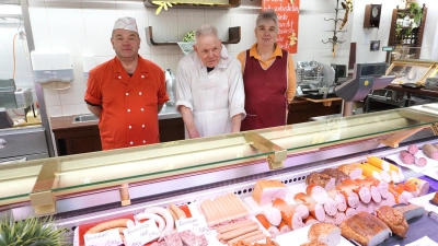 Ein Bild, das bald der Vergangenheit angehört: die Metzger Wolfgang und Günther Walz sowie ihre langjährige Mitarbeiterin Monika Wald (von links) hinterm Verkaufstresen. (Foto: Andrea Walke)