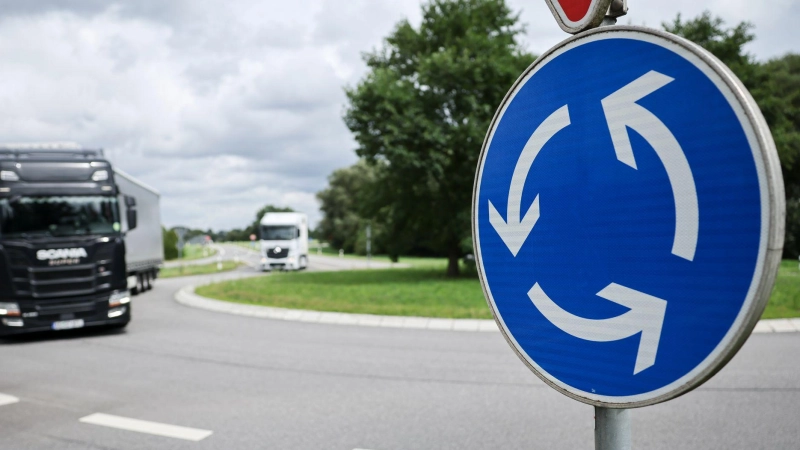 Kreisverkehr in Deutschland: Wer einfährt, darf nicht blinken. Wer den Kreisverkehr verlässt, muss blinken. (Foto: Christian Charisius/dpa/dpa-tmn)