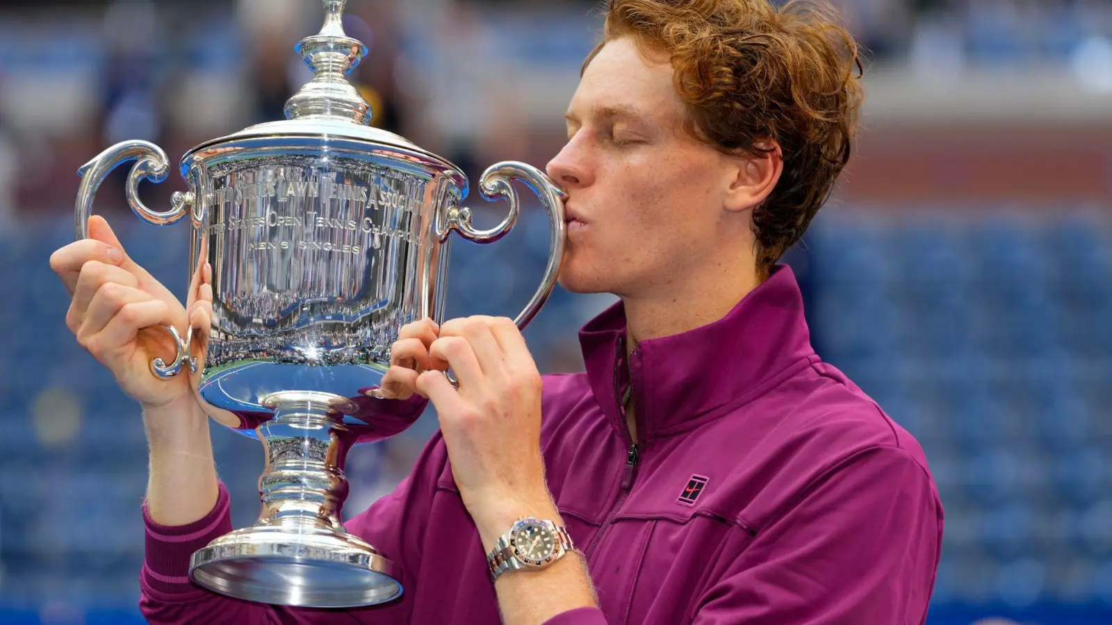 Jannik Sinner feiert den Titel bei den US Open emotional. (Foto: Kirsty Wigglesworth/AP/dpa)