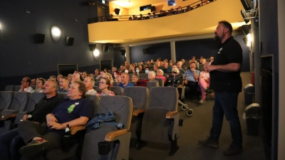 Wolfgang Grebenhof, FLZ-Redakteur und Vorstandsmitglied des Vereins KulturKino Feuchtwangen (rechts), gibt im Kinosaal einen Einblick hinter die Kulissen des Tatort-Drehs im Verlagsgebäude der FLZ. (Foto: Gudrun Bayer)