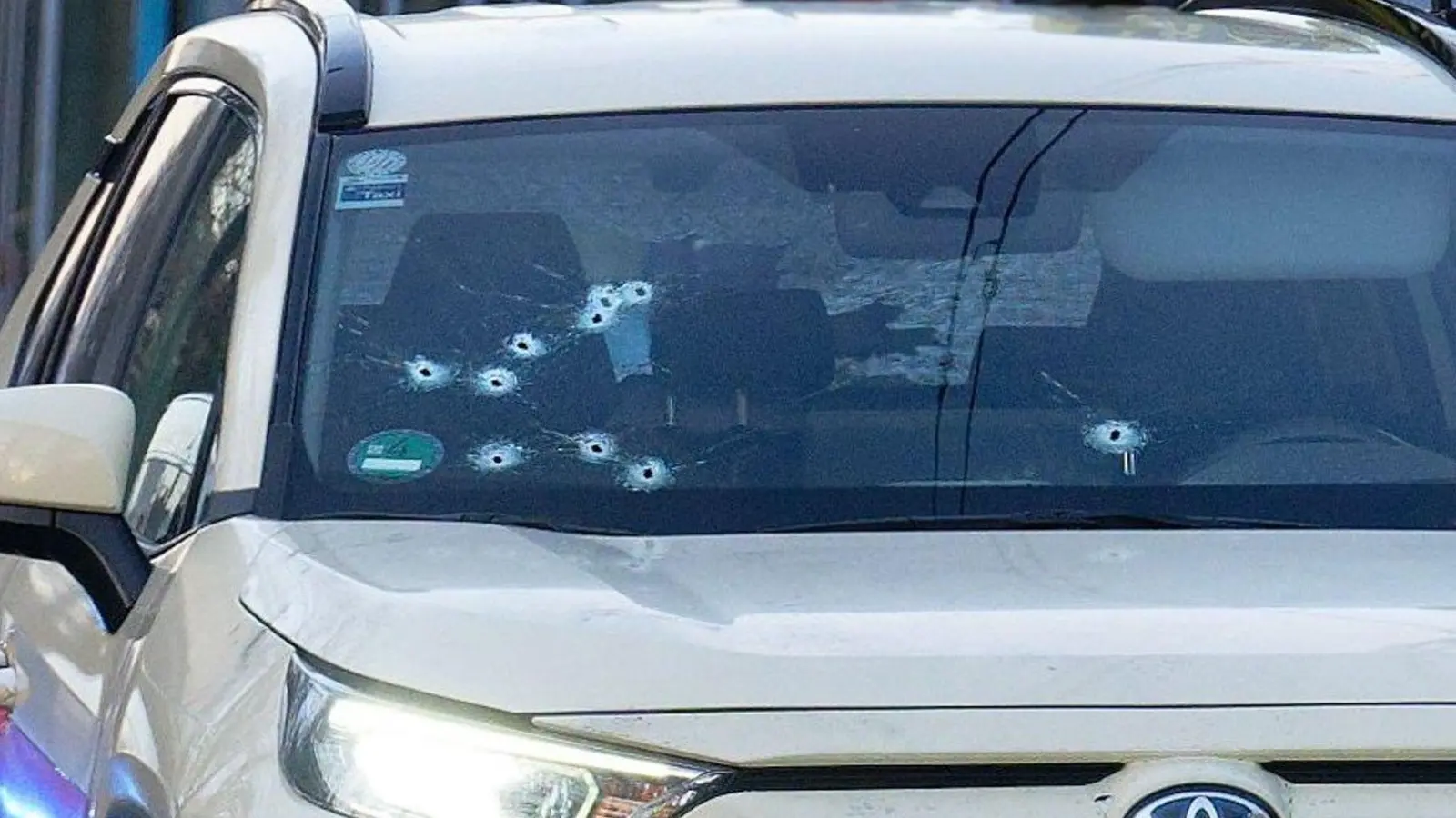 Auf das Taxi wurden mehrere Schüsse abgegeben - vor allem auf die Beifahrerseite. (Foto: Henning Kaiser/dpa)