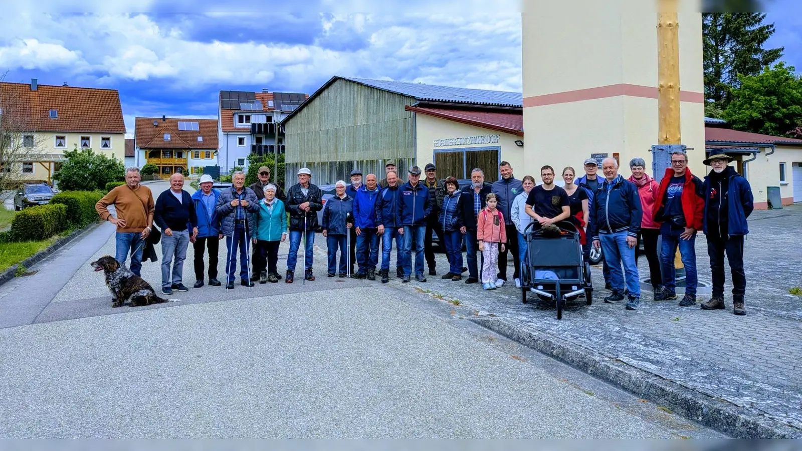 Gut zwei Dutzend Teilnehmer sammelten sich beim Ausgangs- und Endpunkt der Waldbegehung am Dorfgemeinschaftshaus Matzmannsdorf. (Foto: Friedrich Zinnecker)