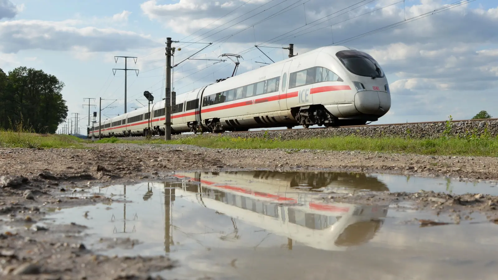 Ein ICE bei Langenfeld: Fahren künftig die Fernzüge zwischen Nürnberg und Würzburg auf einer separaten Schnellfahrstrecke? (Foto: Johannes Hirschlach)