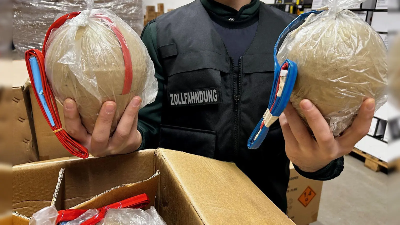 Kugelbomben sind hochgefährlich. (Foto: --/Zollfahndungsamt München/dpa)
