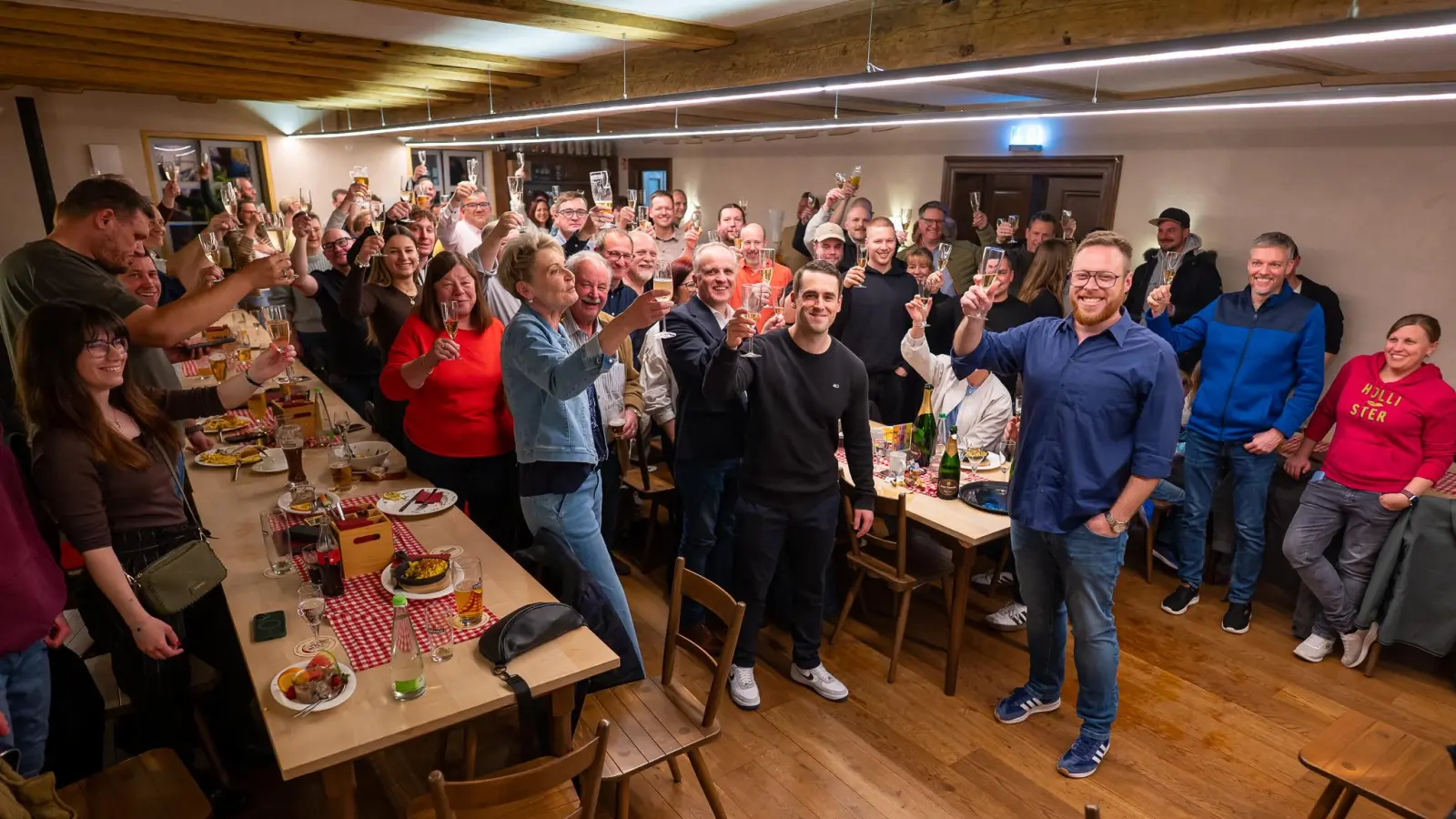 Im Kreise der (fast) kompletten Neustädter CSU und einiger befreundeter Kandidaten aus anderen Landkreisgemeinden feierte Alexander Müller (vorne, blaues Hemd) am Sonntagabend im „Scharfen Eck” seinen Wahlsieg. (Foto: Mirko Fryska)