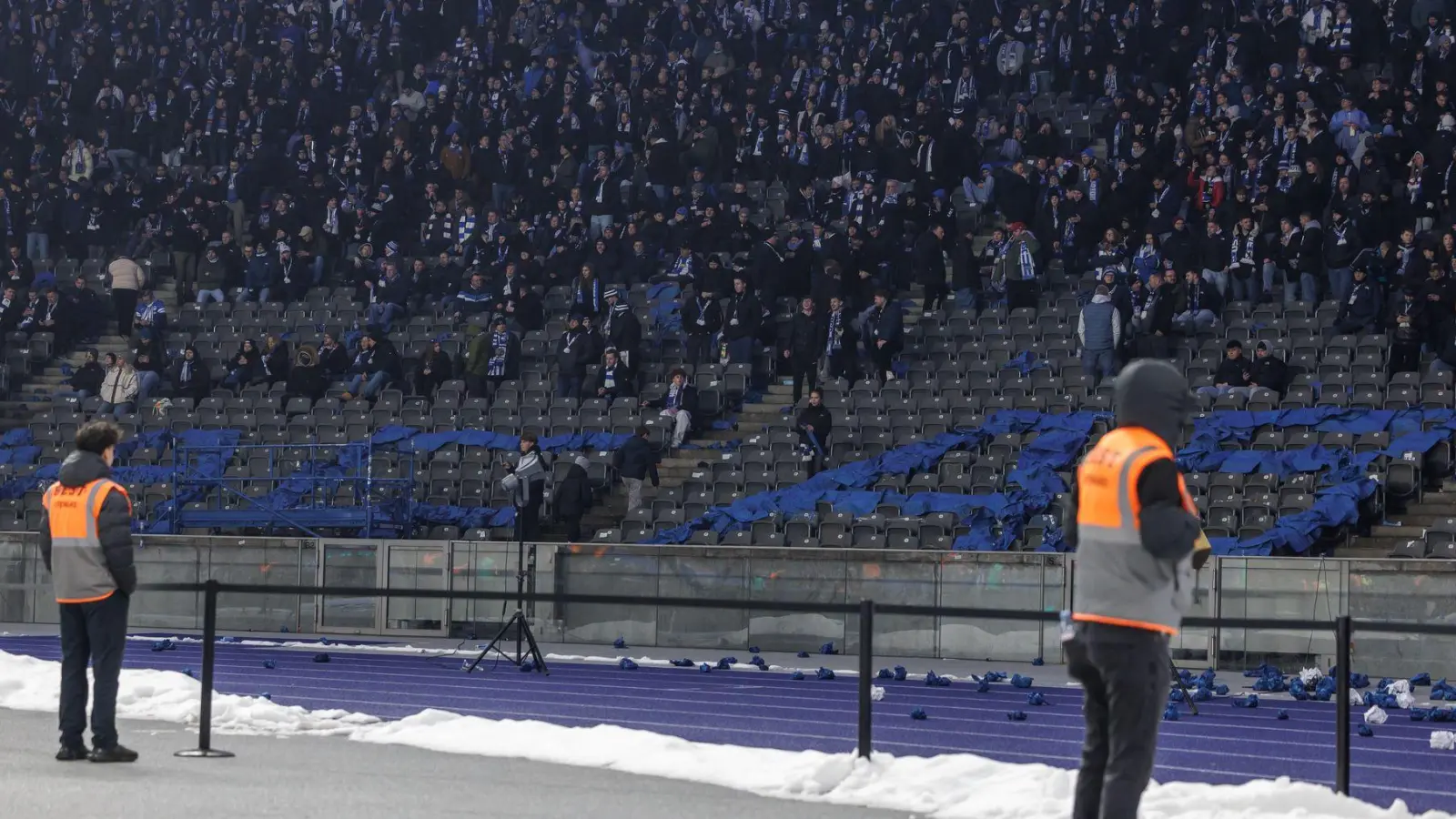 Viele Hertha-Fans verließen nach einem Polizeieinsatz das Stadion. (Archivbild) (Foto: Andreas Gora/dpa)