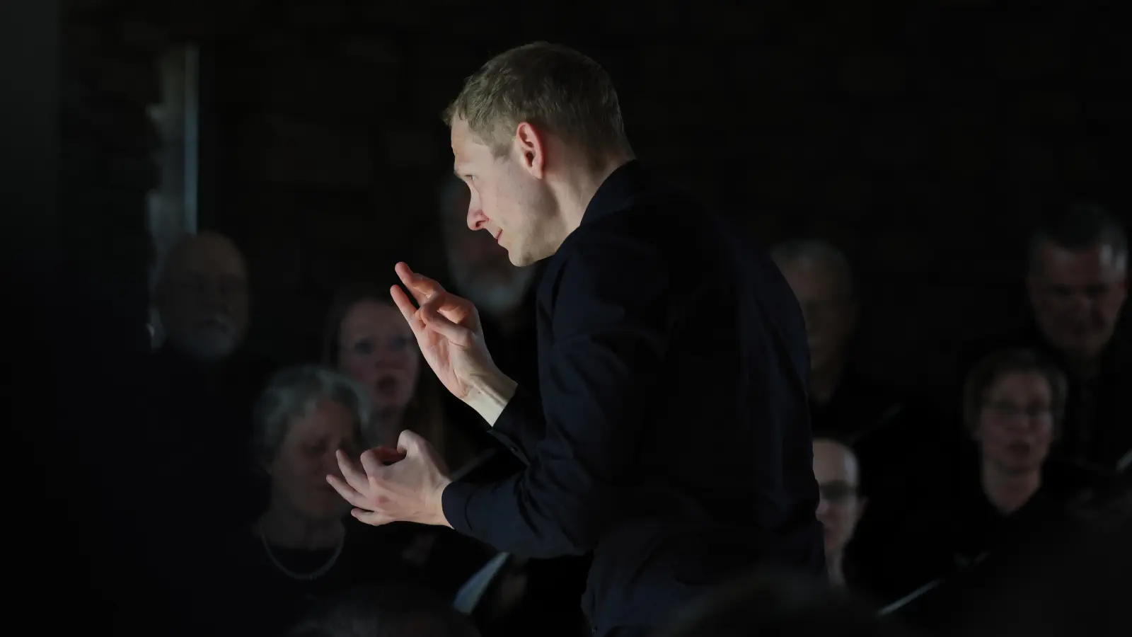 Führte den Amadeus-Chor zu großer Expressivität: Chorleiter Julian Hauptmann. (Foto: Thomas Wirth)
